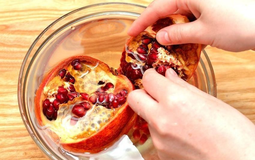 Best Ways to Eat a Pomegranate