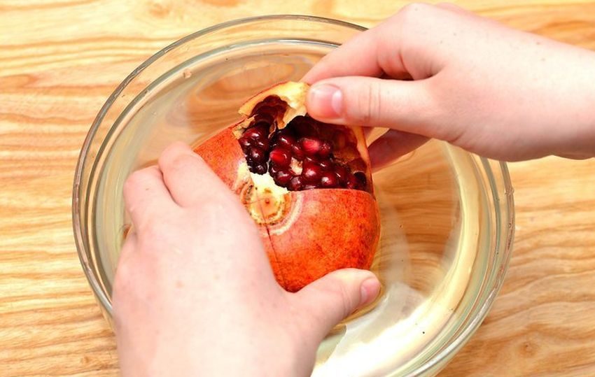 Best Ways to Eat a Pomegranate