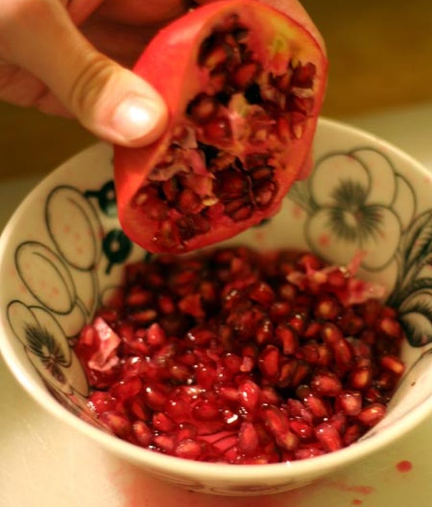 Best Ways to Eat a Pomegranate